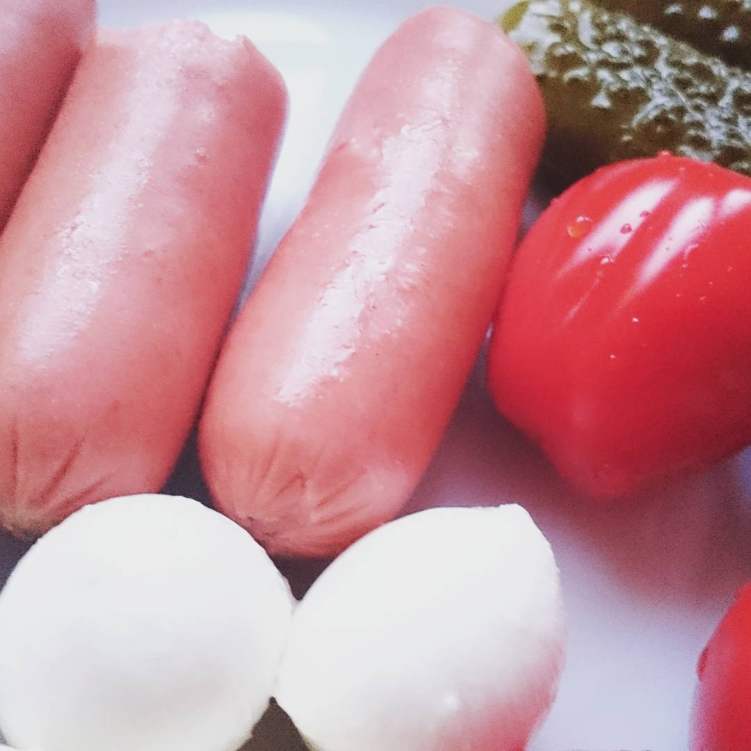 #saussages with #Mozzarella #tomatoes and #cucumbers Bon Appétit