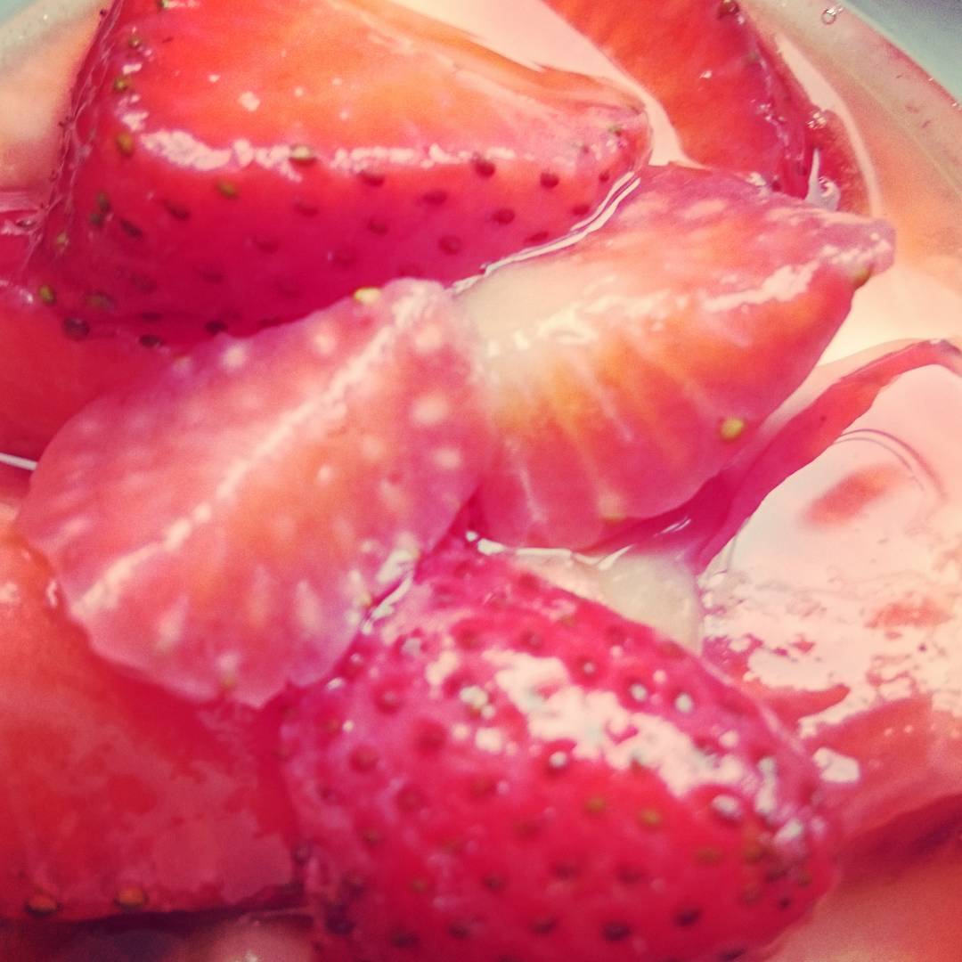 #sugar #strawberrys #Zucker #Erdbeeren auf #Joghurt