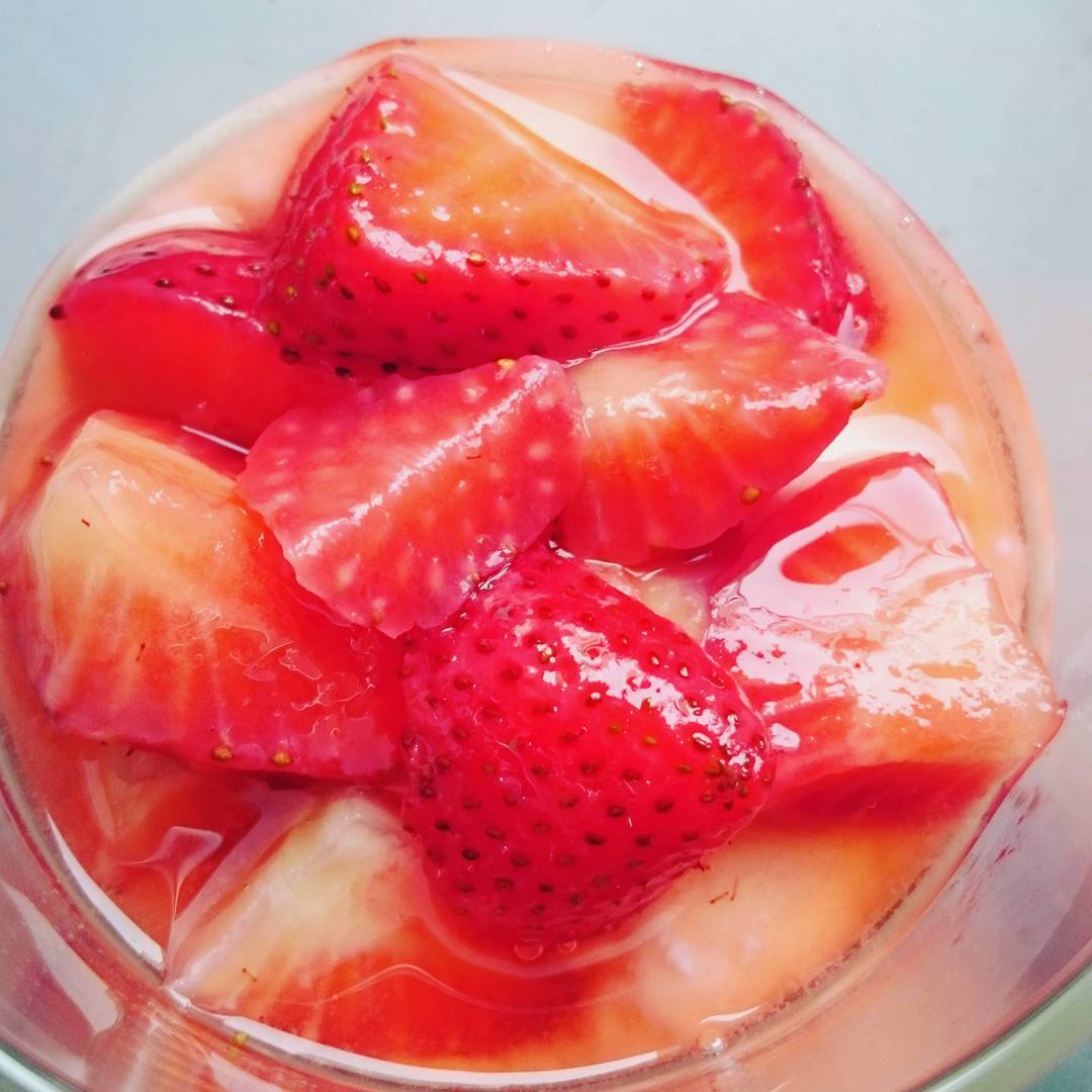 #Erdbeeren mit etwas #Xucker über Nacht stehen lassen. Mit #Joghurt #genießen