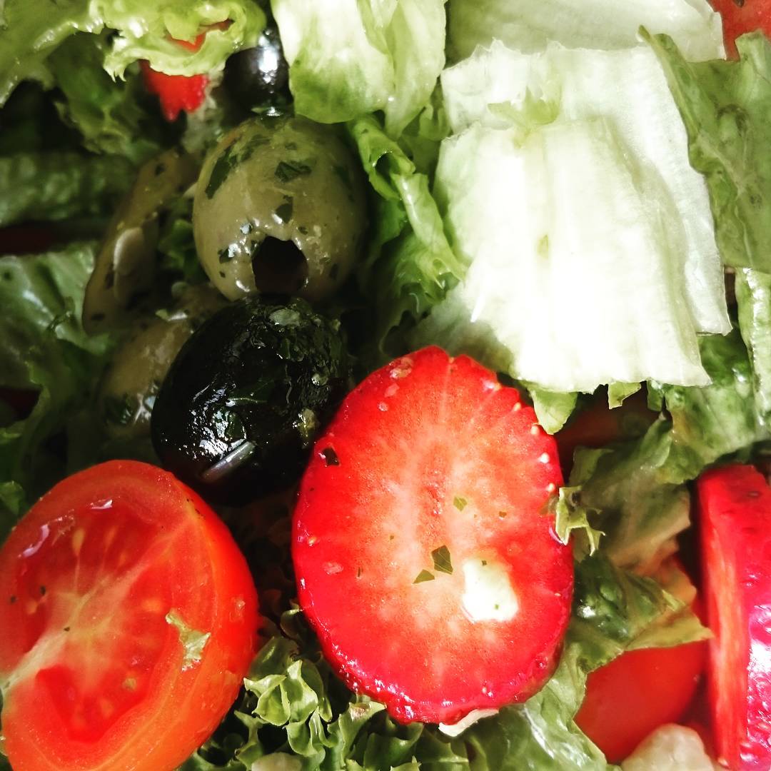 Ich habe Lust auf etwas besonderes daher ein #salat eine #homage an den #sommer mit #erdbeeren