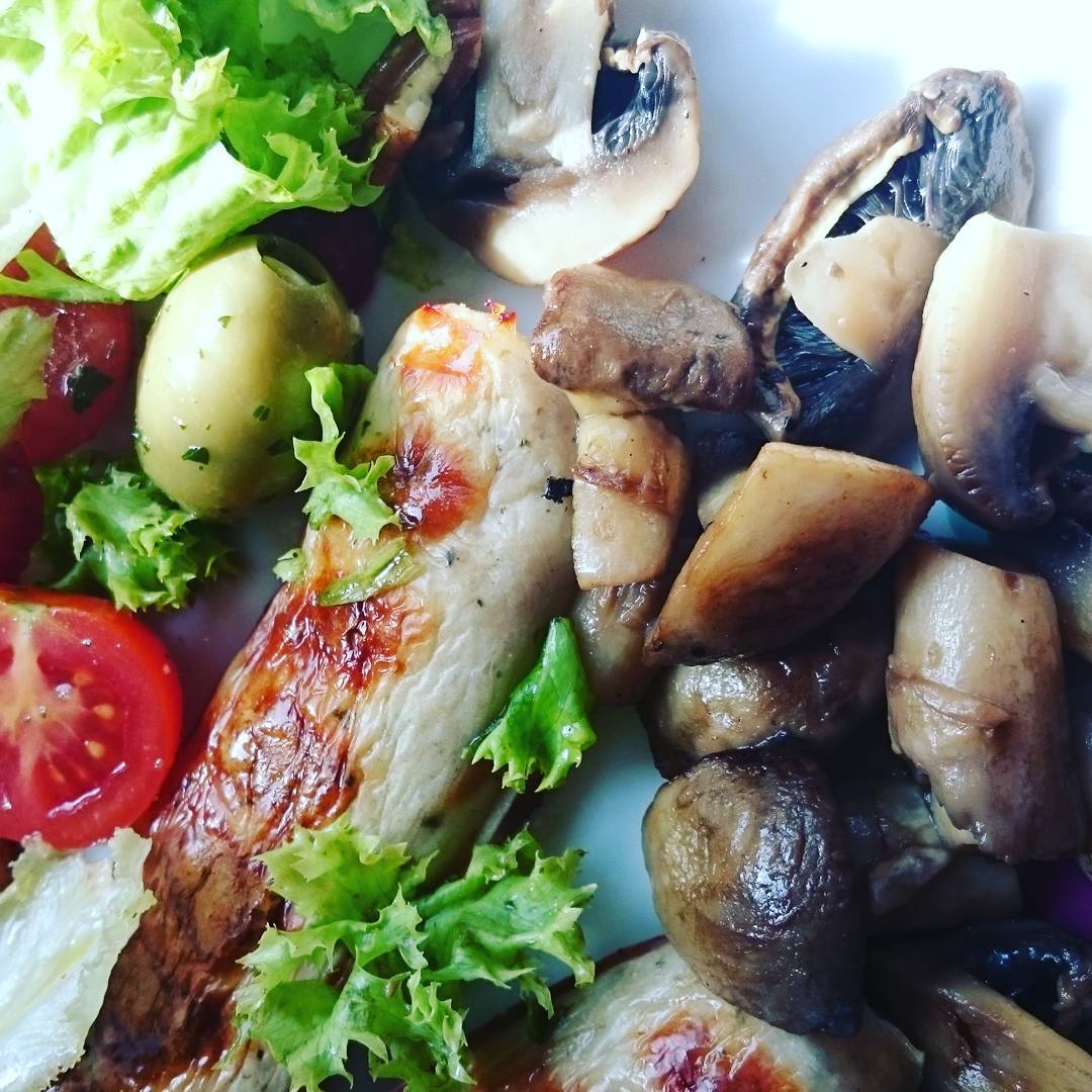 Meine Idee für einen späten #lunch #grillwurst mit #champignons und einem grünem #salat. Ich wünsche Bon Appétit