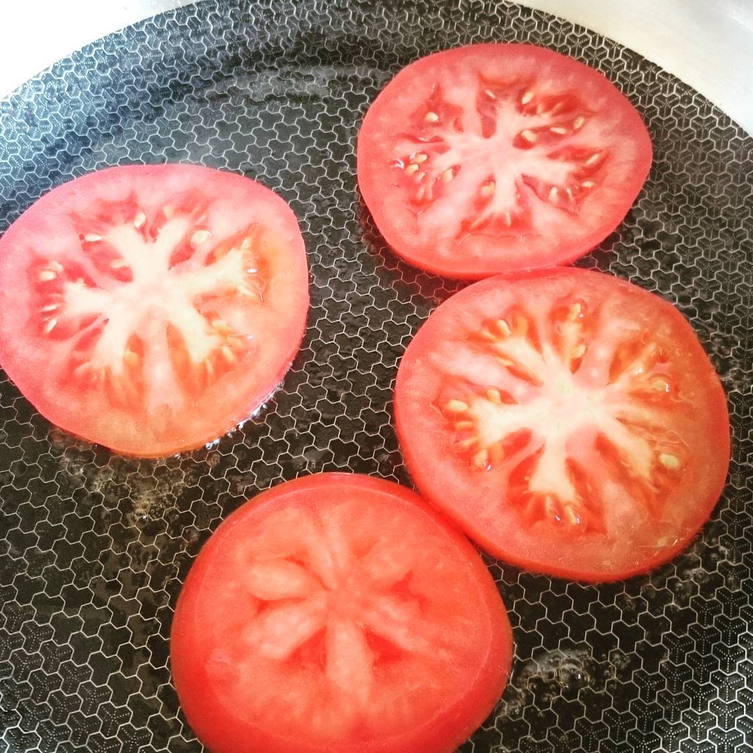 #tomaten für die #spiegeleier angebraten #@kochenisteinfach