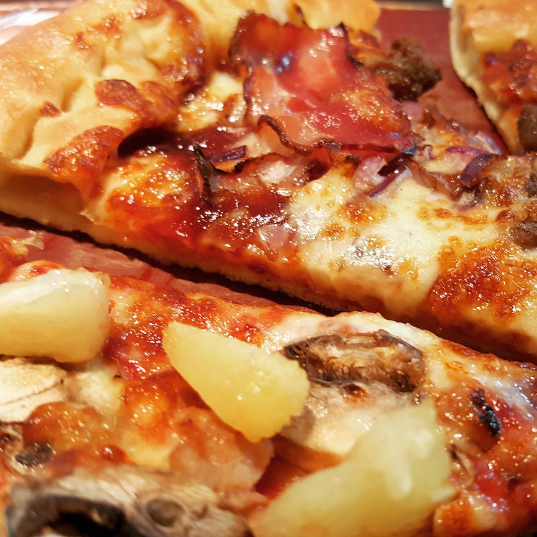 #pizza mit #champignons #ananas #bacon und #barbequesosse