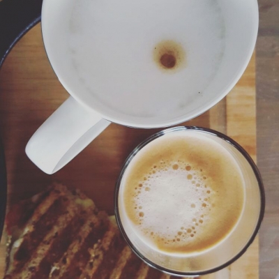 Kaffe und Toast als Frühstücksidee